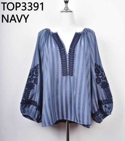 Blouse bleu marine avec broderie Blouse bleu marine avec broderie