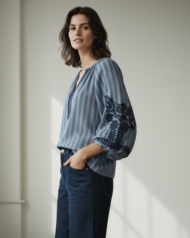 Blouse bleu marine avec broderie Blouse bleu marine avec broderie