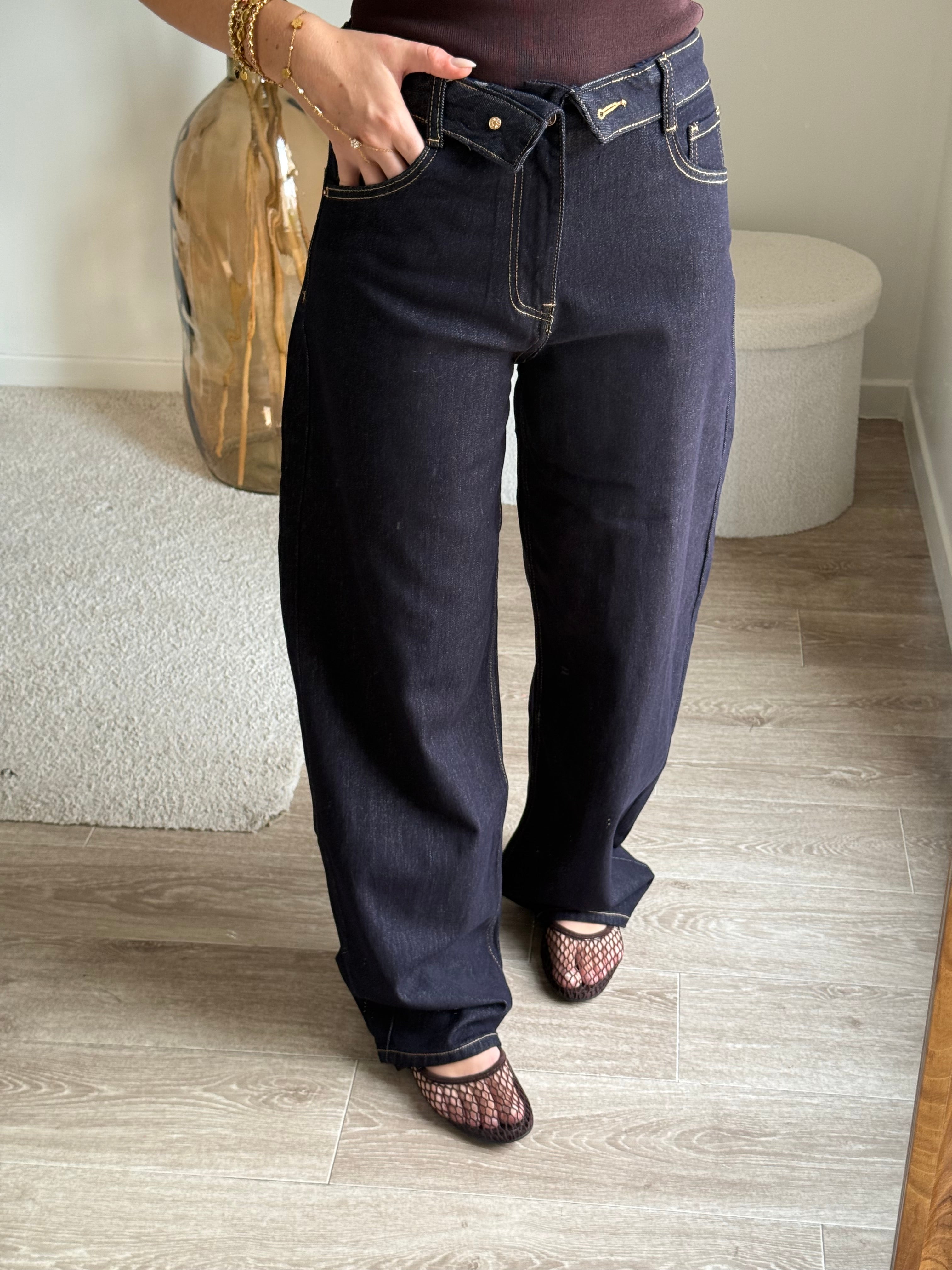 Jean straight avec détails au niveau de la taille