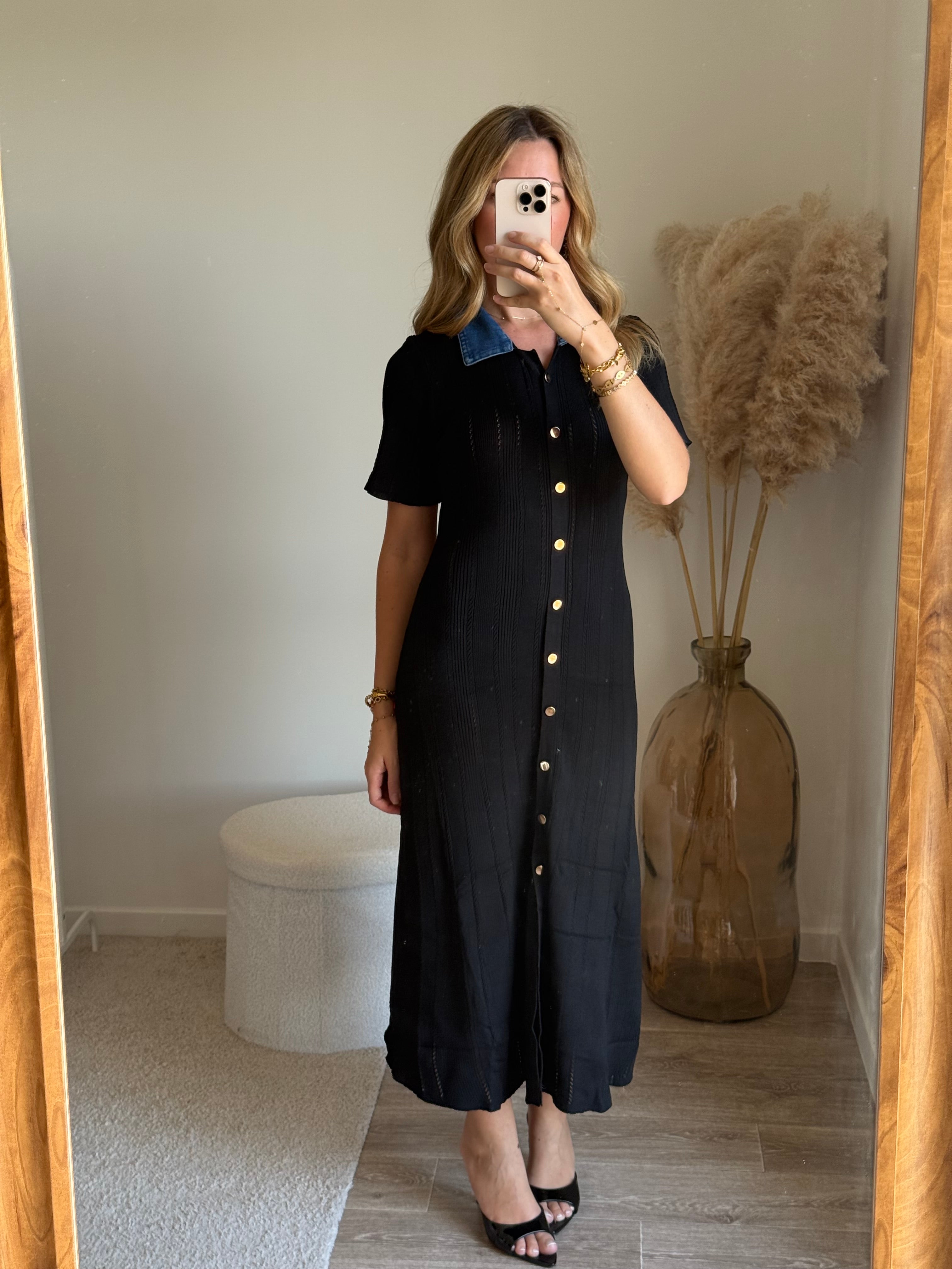 Robe noir en tissu côtelé avec col en jean