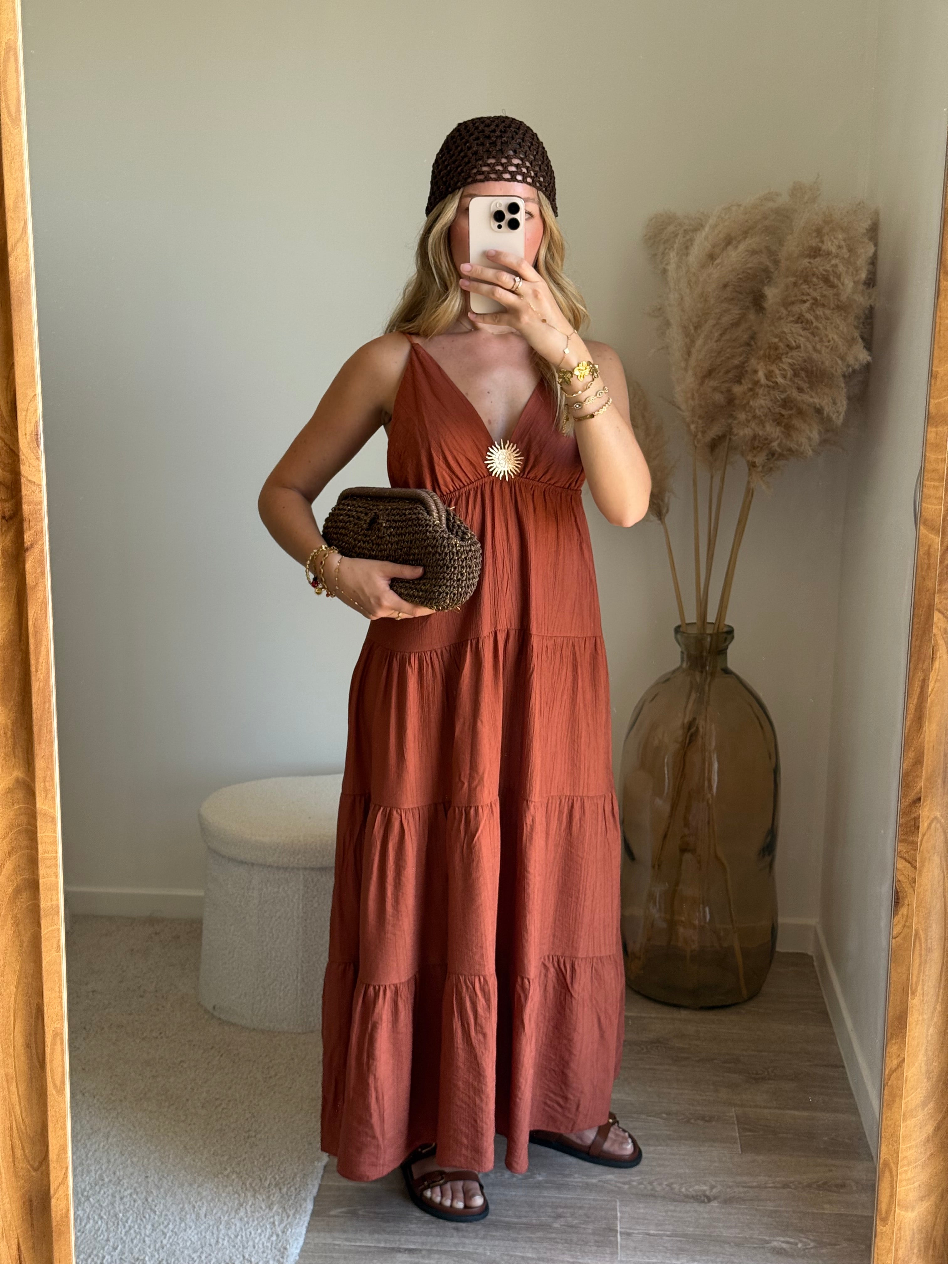 Robe à bretelle avec broche soleil
