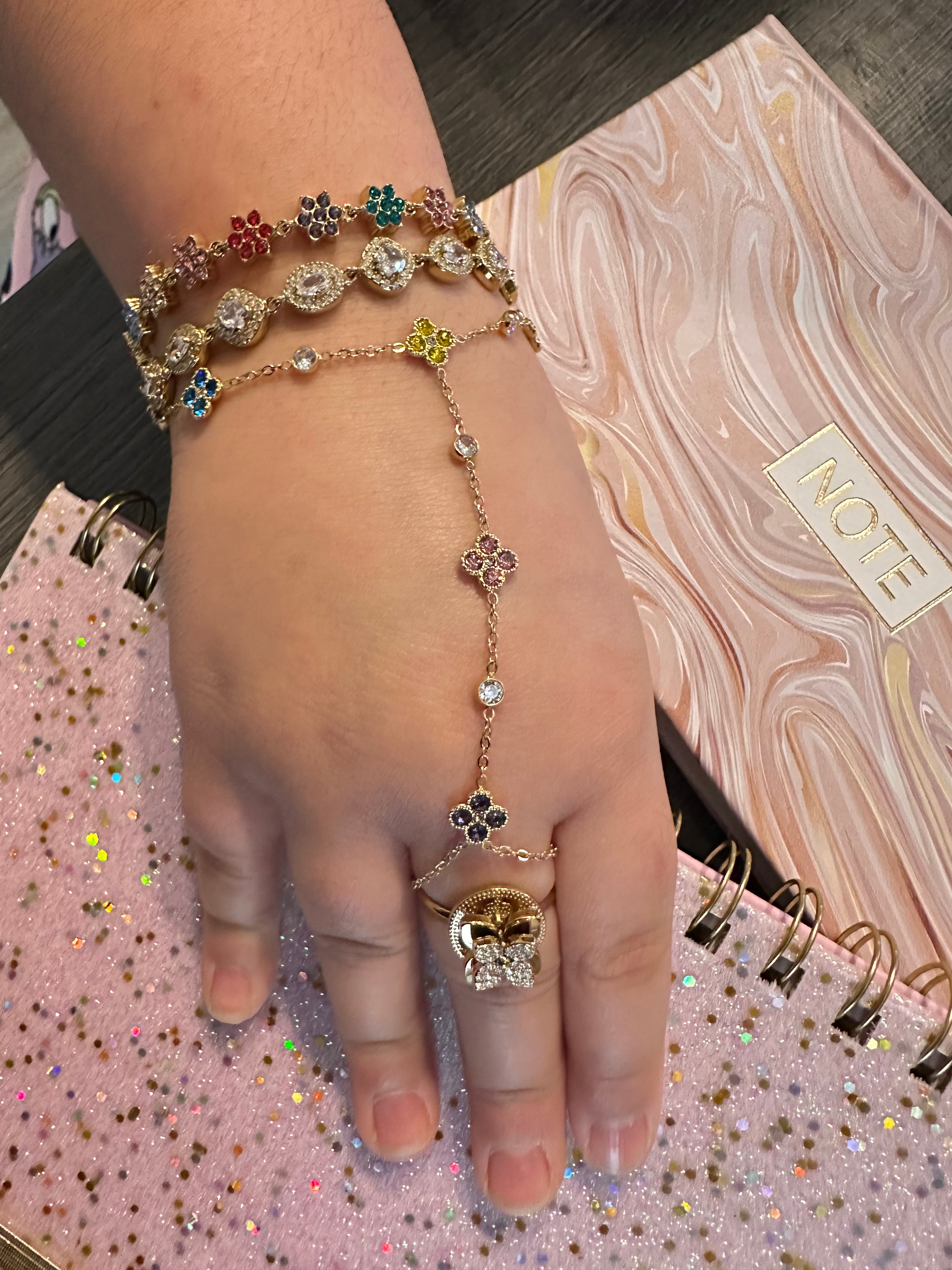 Chaîne de main multicolore