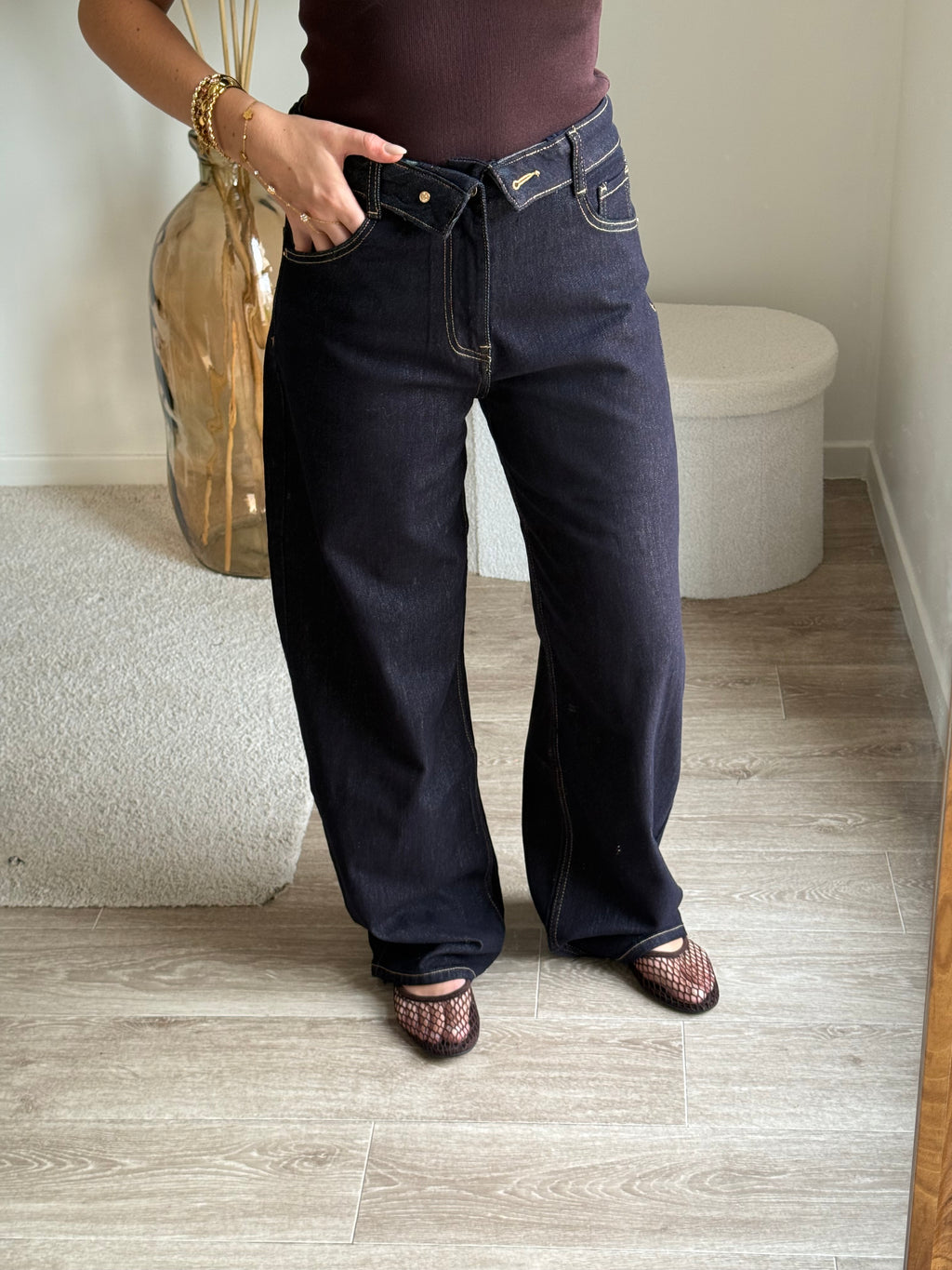 Jean straight avec détails au niveau de la taille