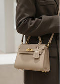SAC À RABAT ET FERMOIR MÉTALLIQUE gris taupe