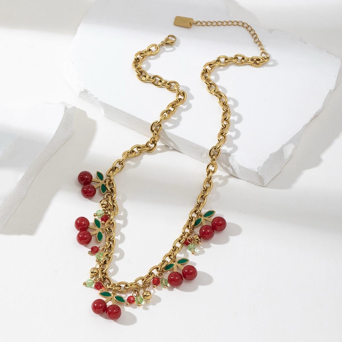 collier a breloque motif cerise