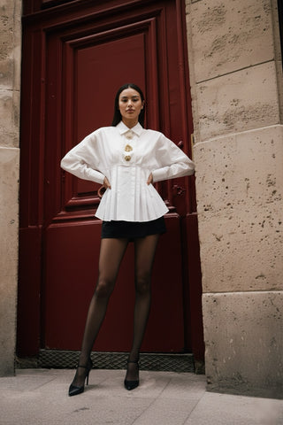 Chemise à plis et boutons décoratifs