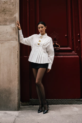 Chemise à plis et boutons décoratifs