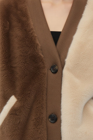 veste-cardigan en fausse fourrure bicolore.