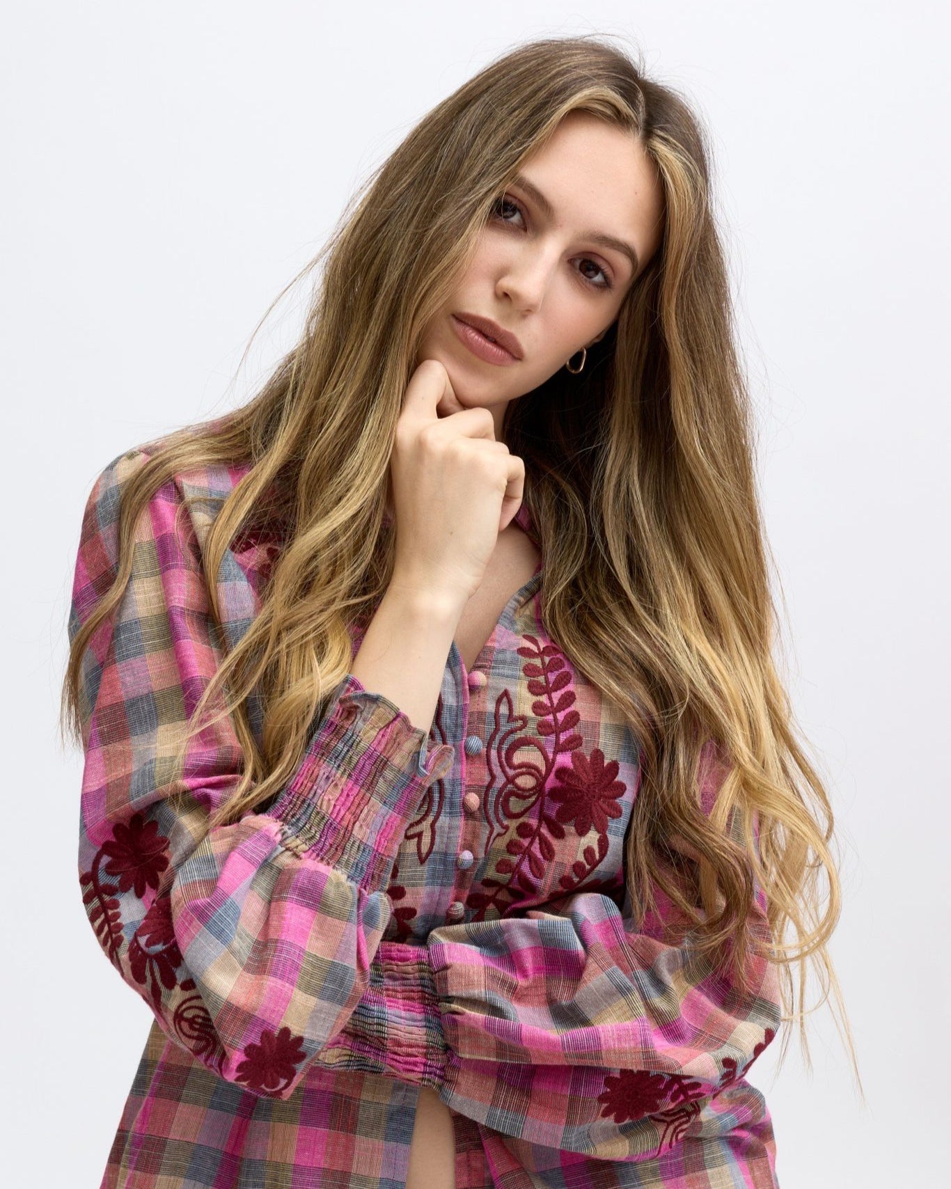 Chemisier à col montant et broderies