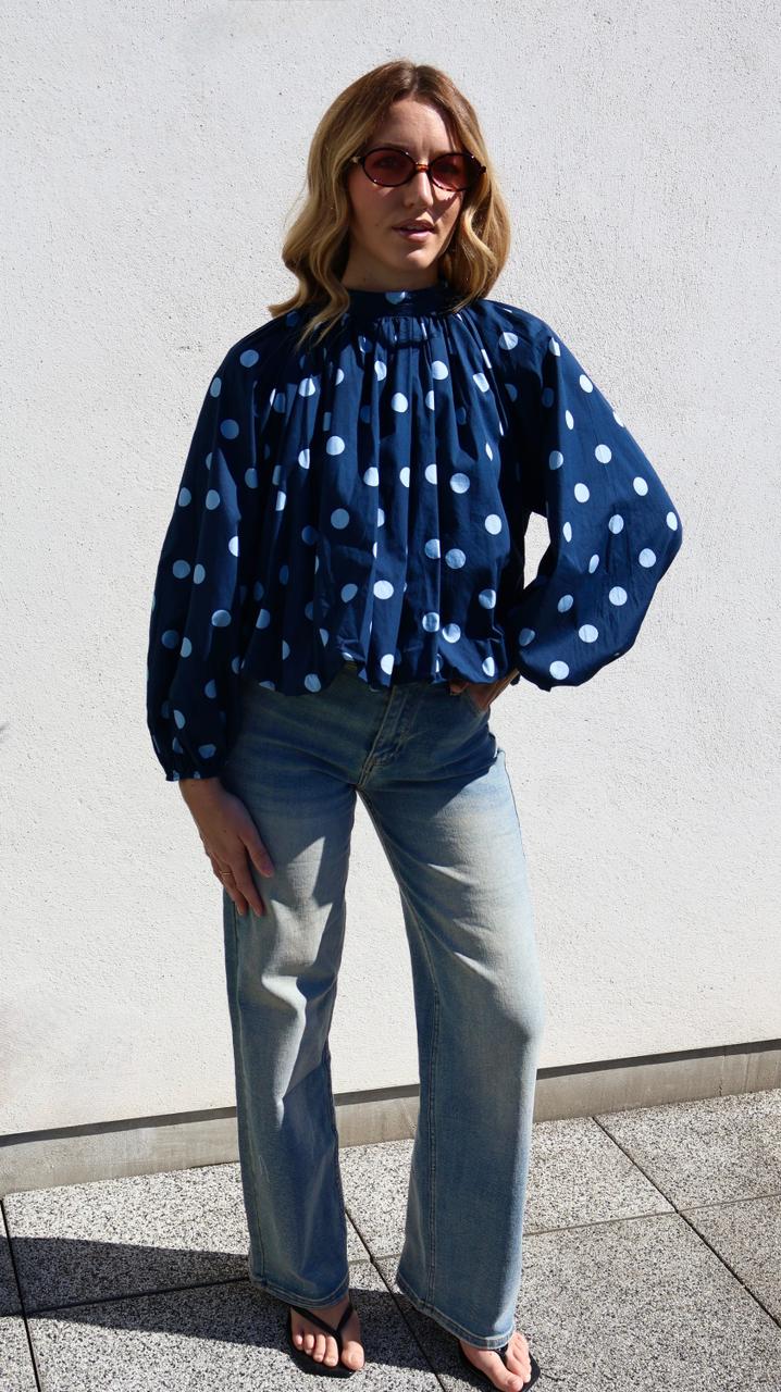 BLOUSE VOLUMINEUSE À POIS ET DOS NU