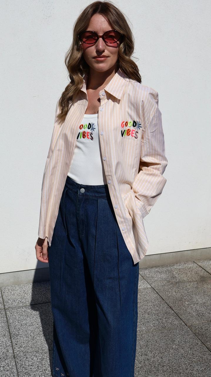 Ensemble 2-en-1 : Chemise Rayée et Top "Good Vibes"