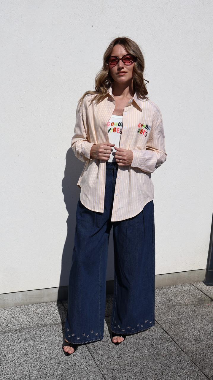 Ensemble 2-en-1 : Chemise Rayée et Top "Good Vibes"