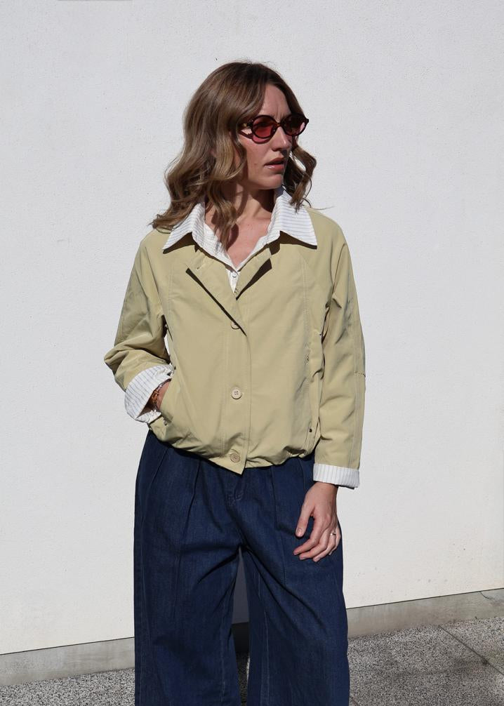 Blouson Technique Court à Col Chemise et Finitions Élastiquées