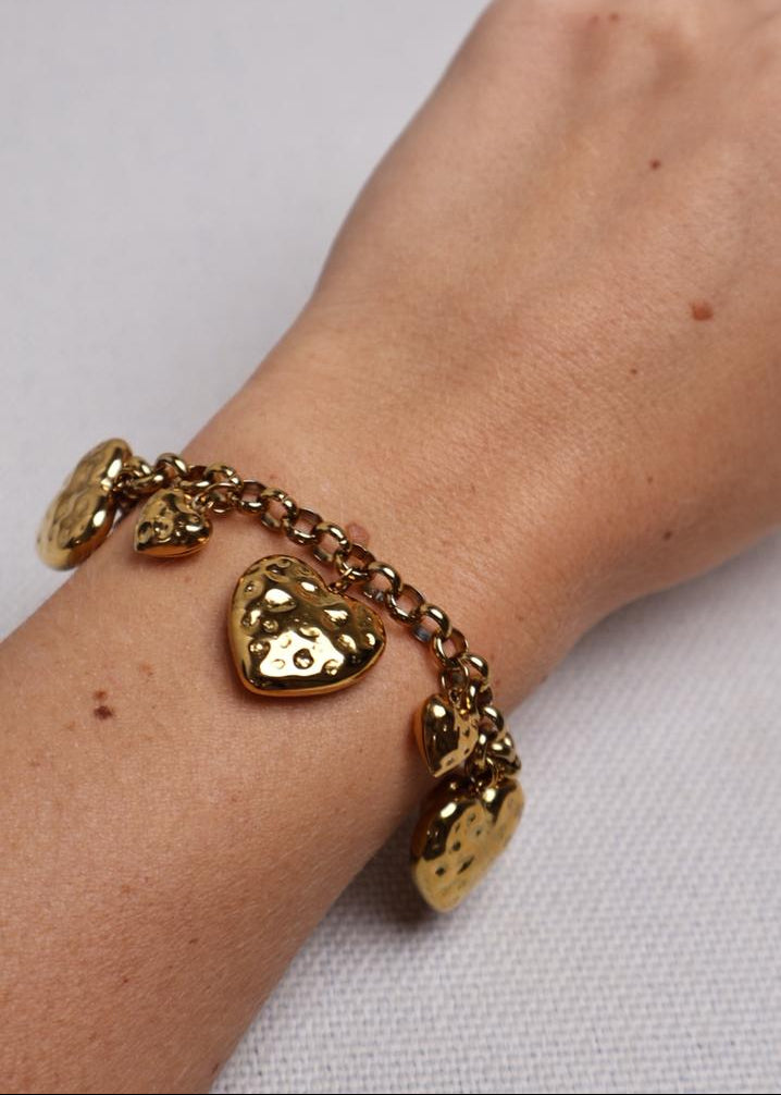 Bracelet Breloques Cœurs Martelés – Doré
