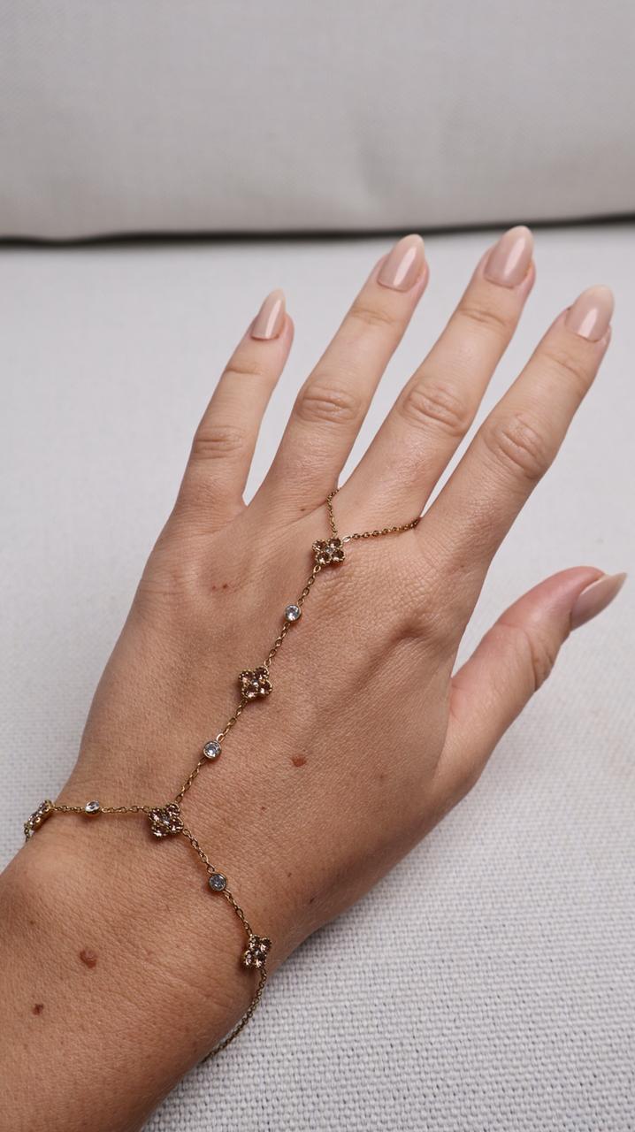 Bijou de Main Trèfle Précieux – perle beige nude