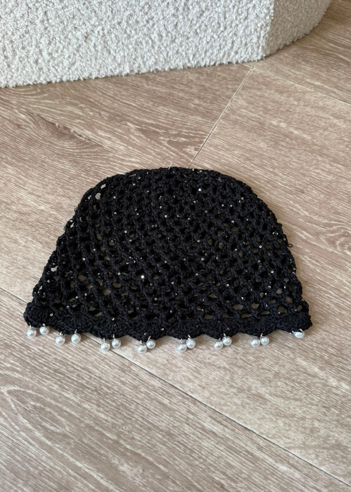 Bonnet en maille crochetée à perles - Noir