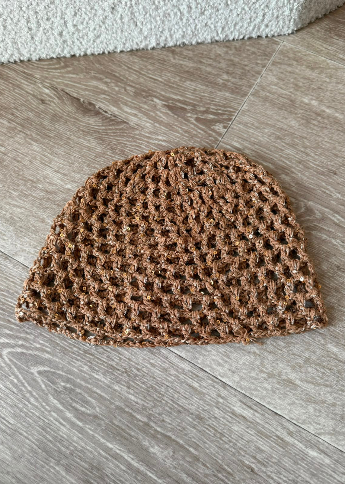Bonnet en maille crochetée à perles - Marron