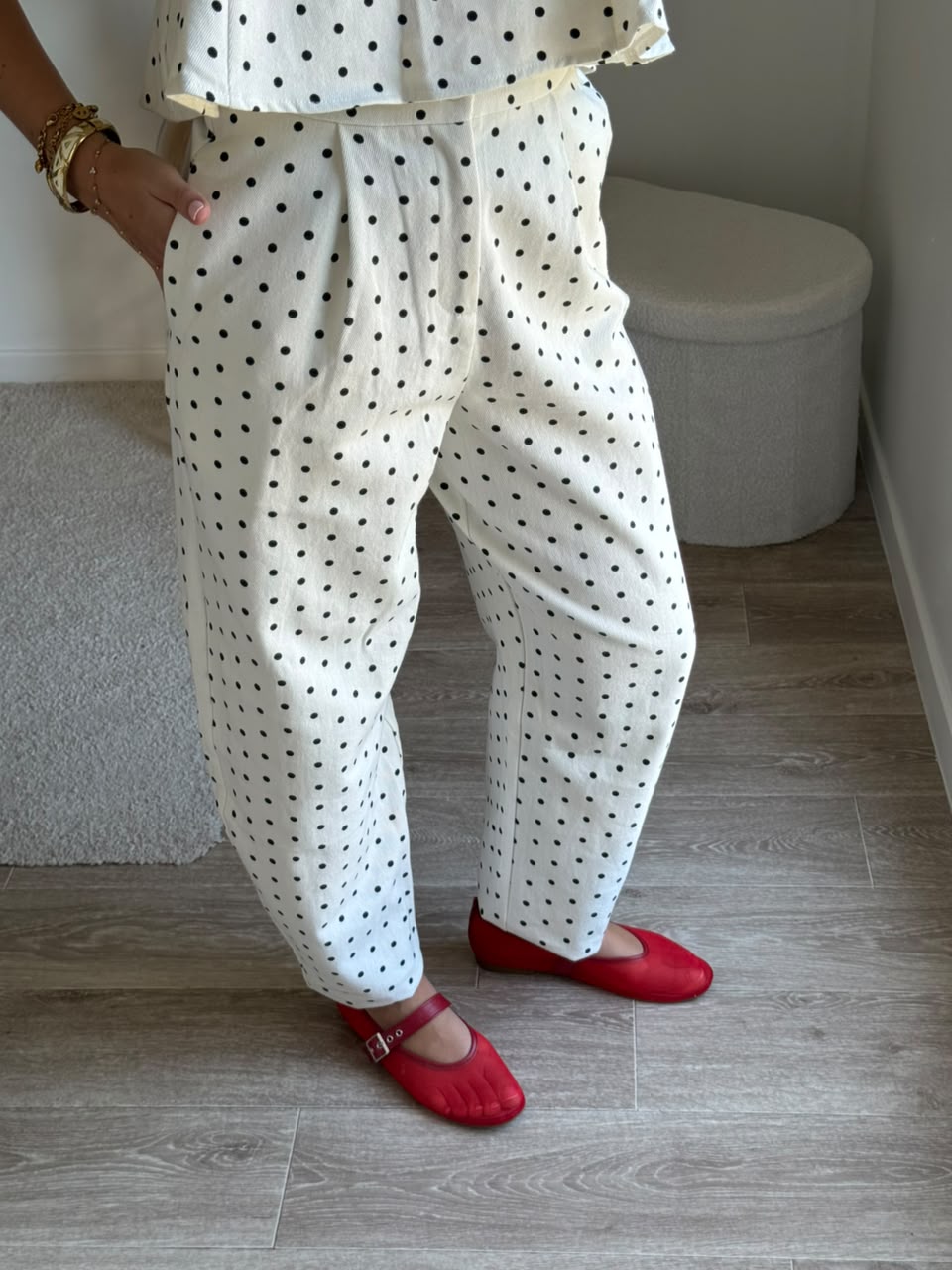 Pantalon structuré à pinces et motif pois