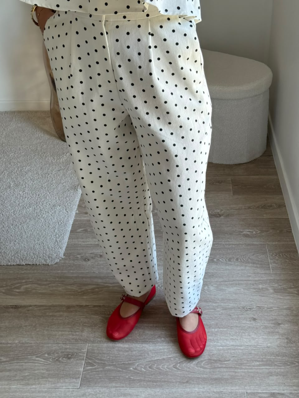 Pantalon structuré à pinces et motif pois