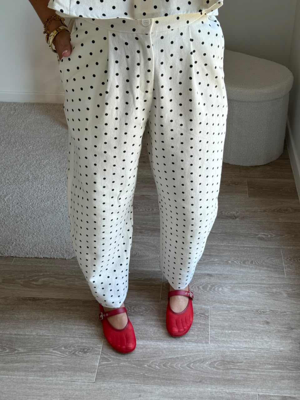 Pantalon structuré à pinces et motif pois
