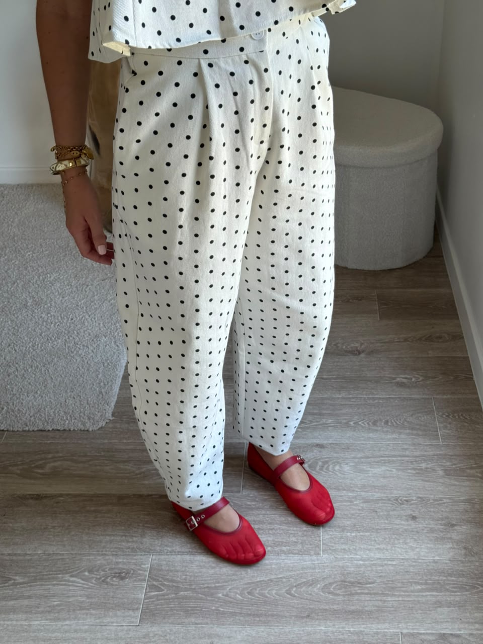 Pantalon structuré à pinces et motif pois