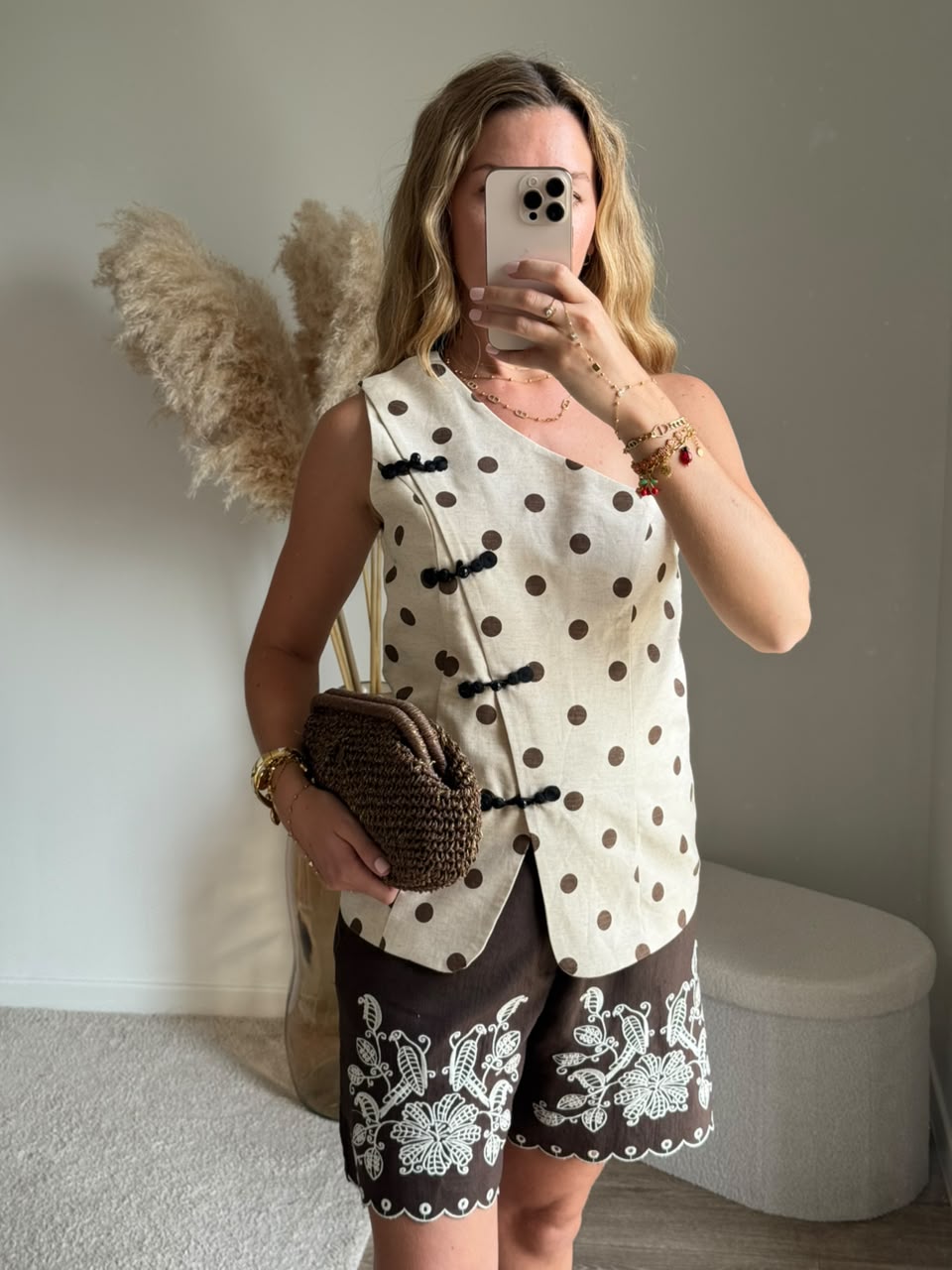 Short à broderies contrastées et festons