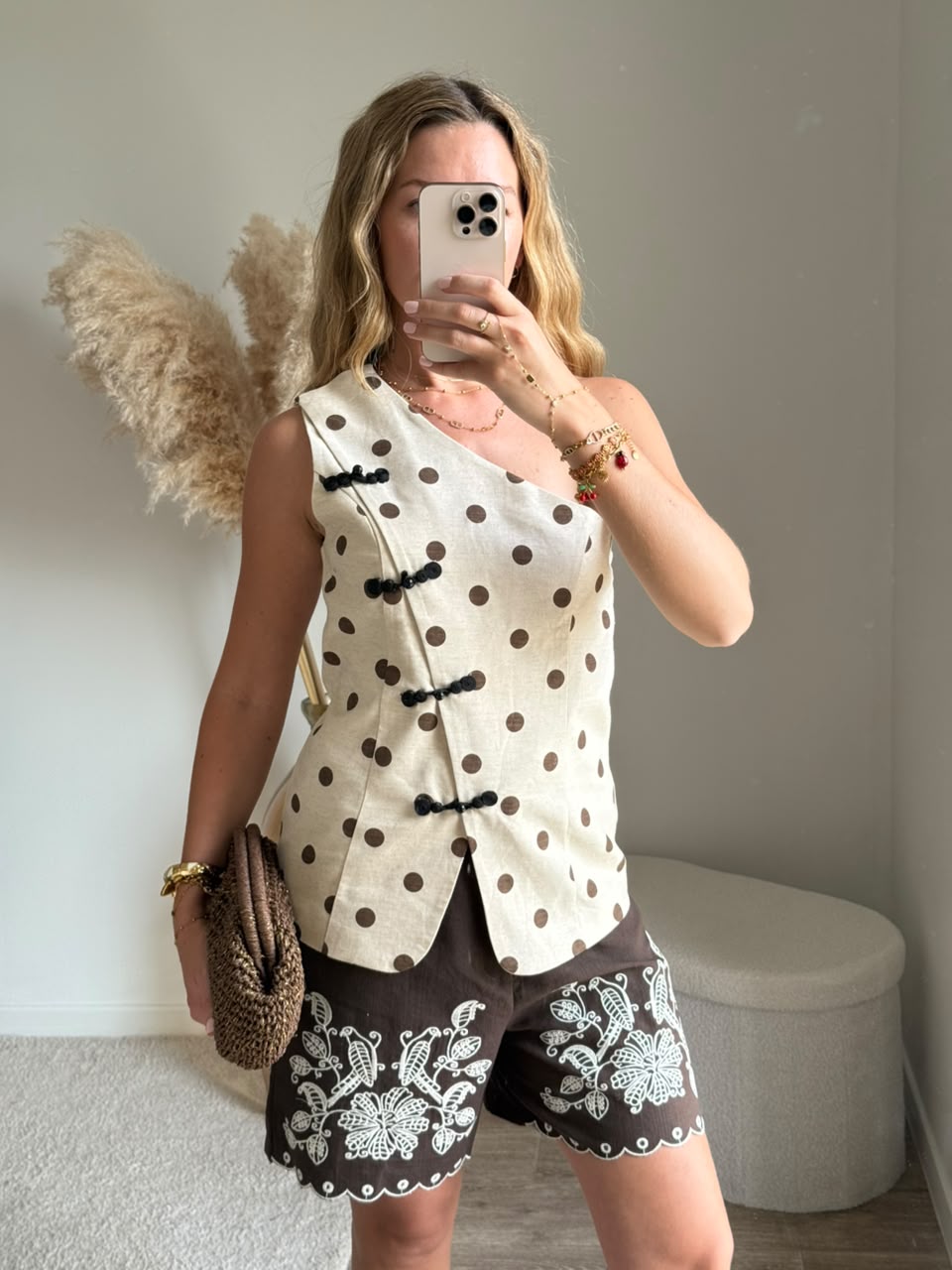 Short à broderies contrastées et festons