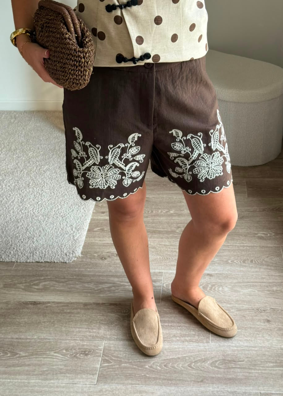 Short à broderies contrastées et festons