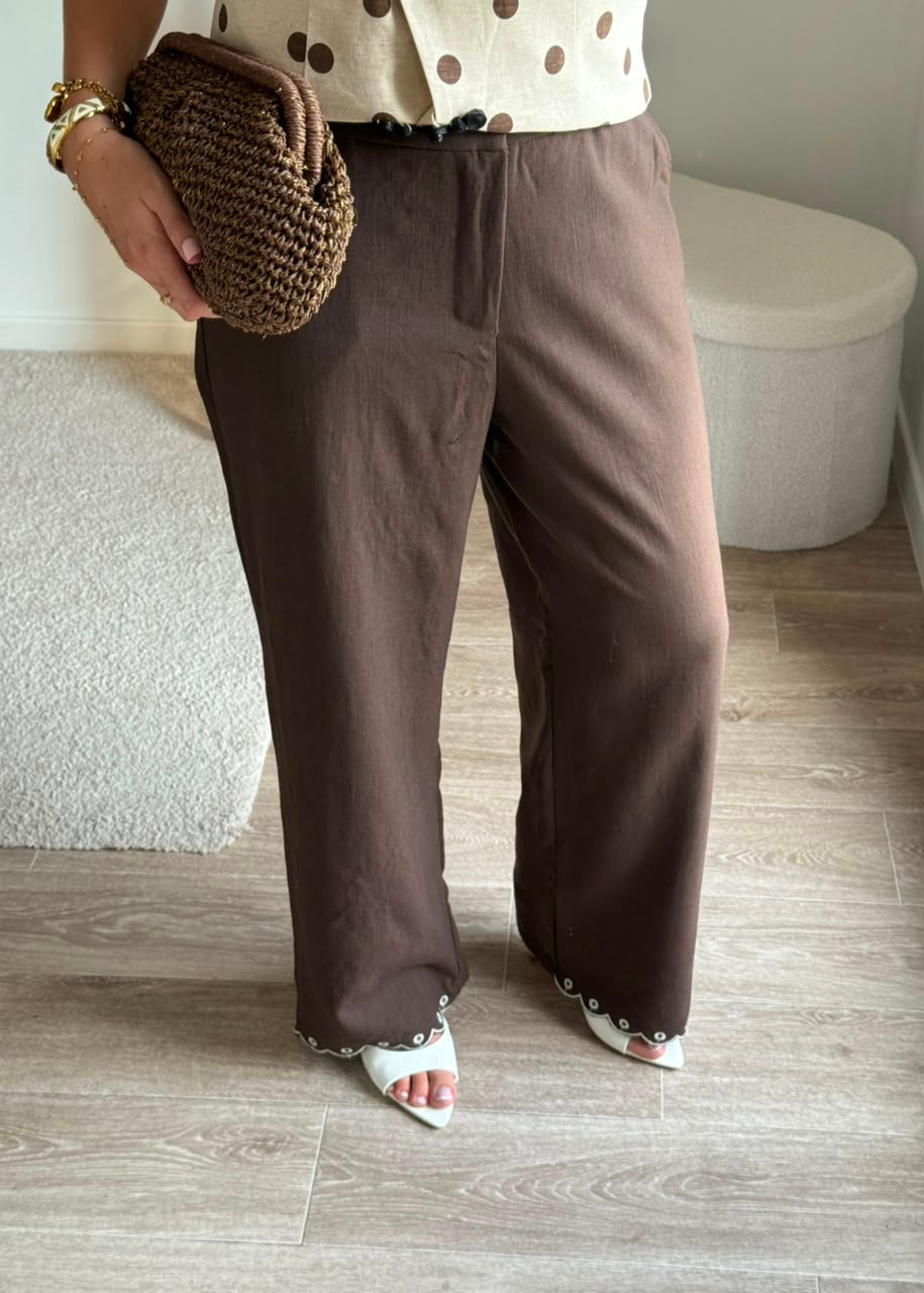 Pantalon large en lin avec broderie anglaise au bas