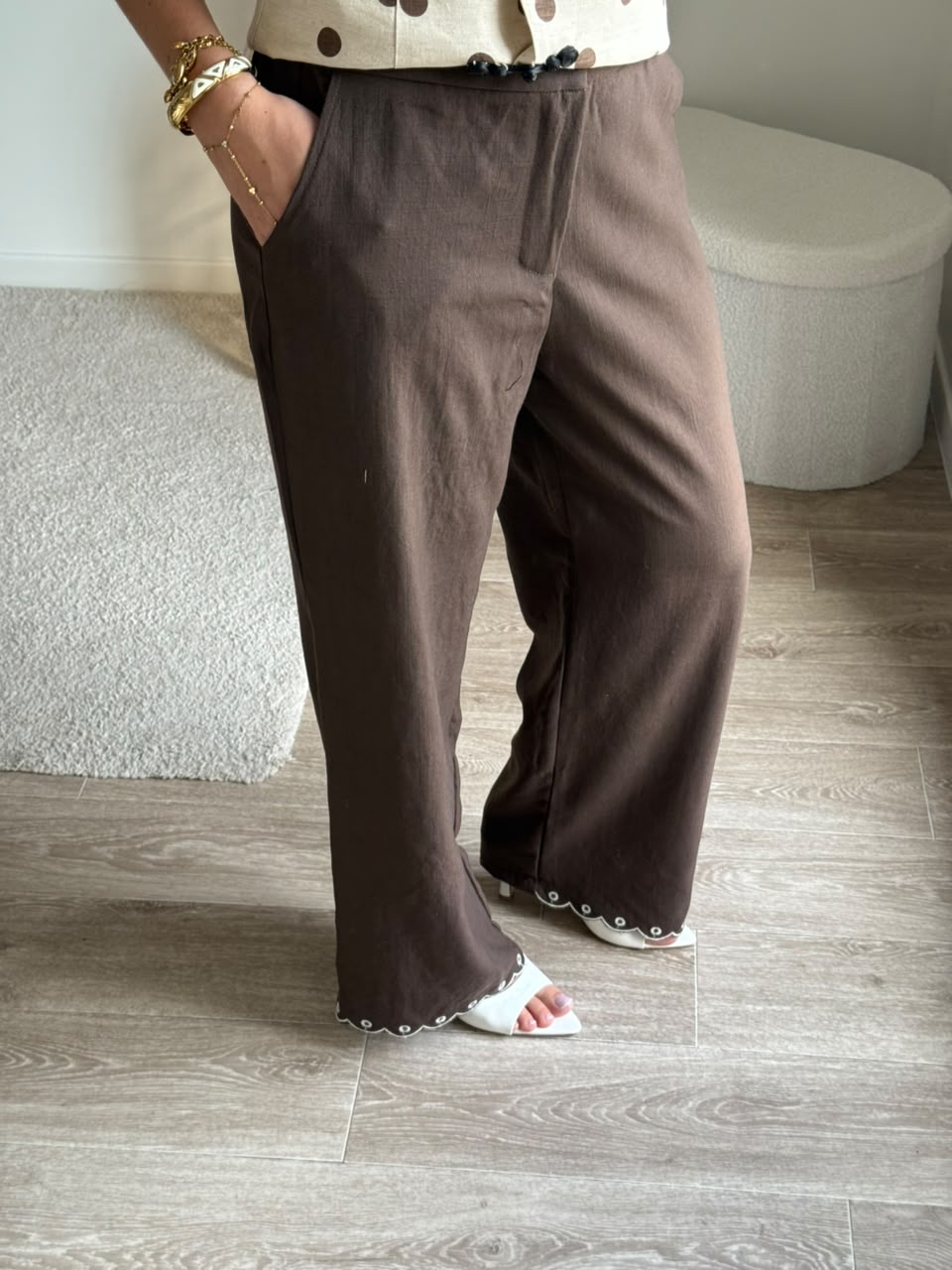 Pantalon large en lin avec broderie anglaise au bas