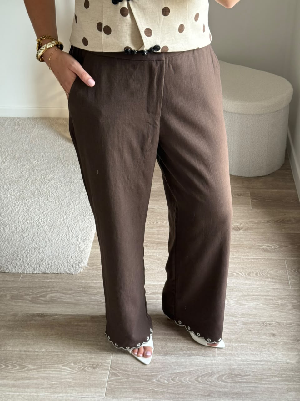 Pantalon large en lin avec broderie anglaise au bas