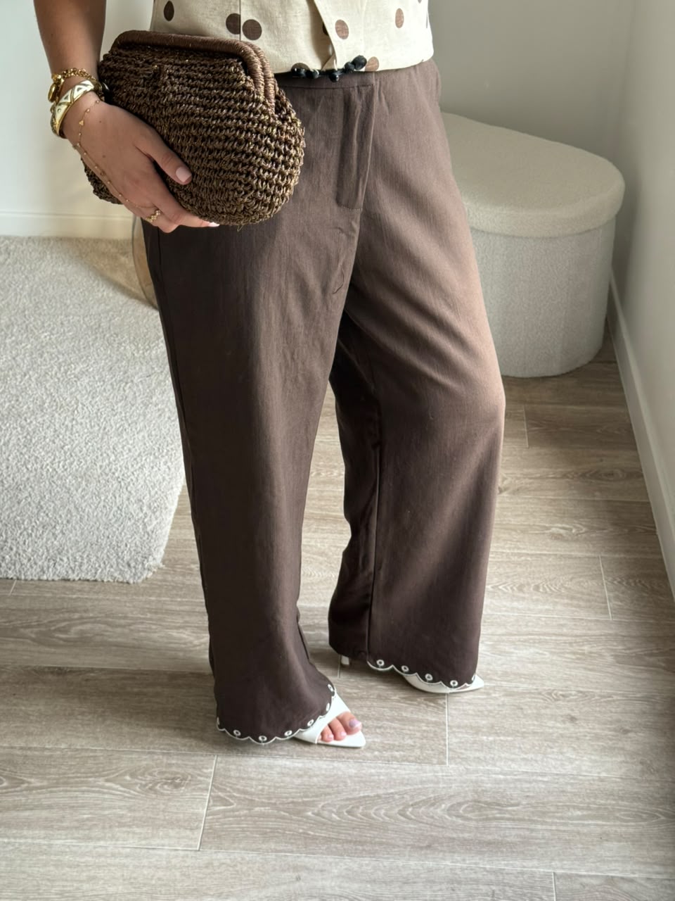 Pantalon large en lin avec broderie anglaise au bas