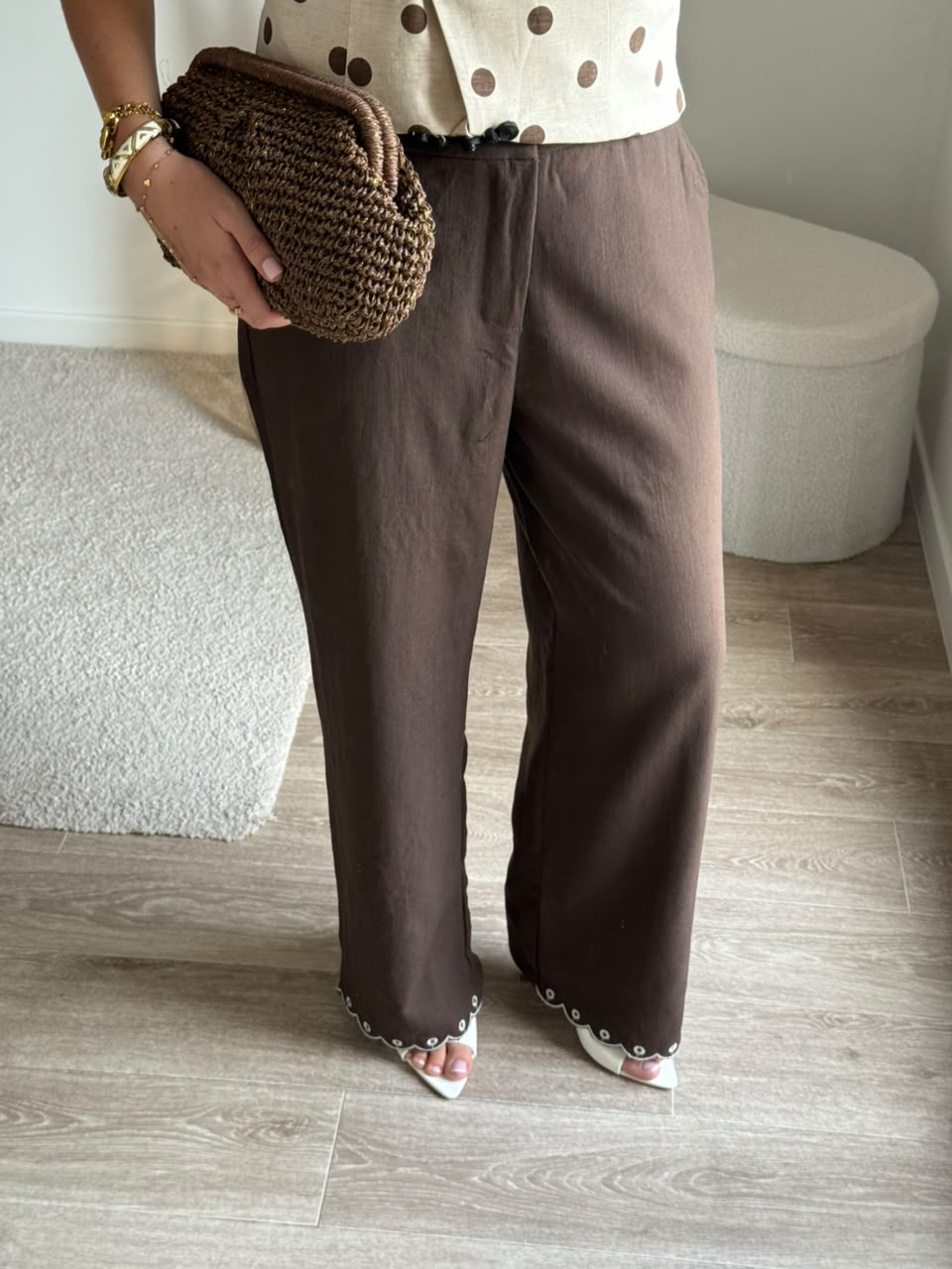 Pantalon large en lin avec broderie anglaise au bas