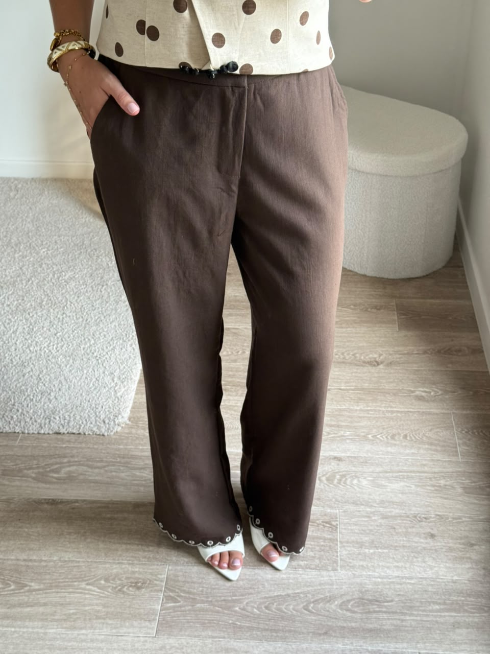 Pantalon large en lin avec broderie anglaise au bas