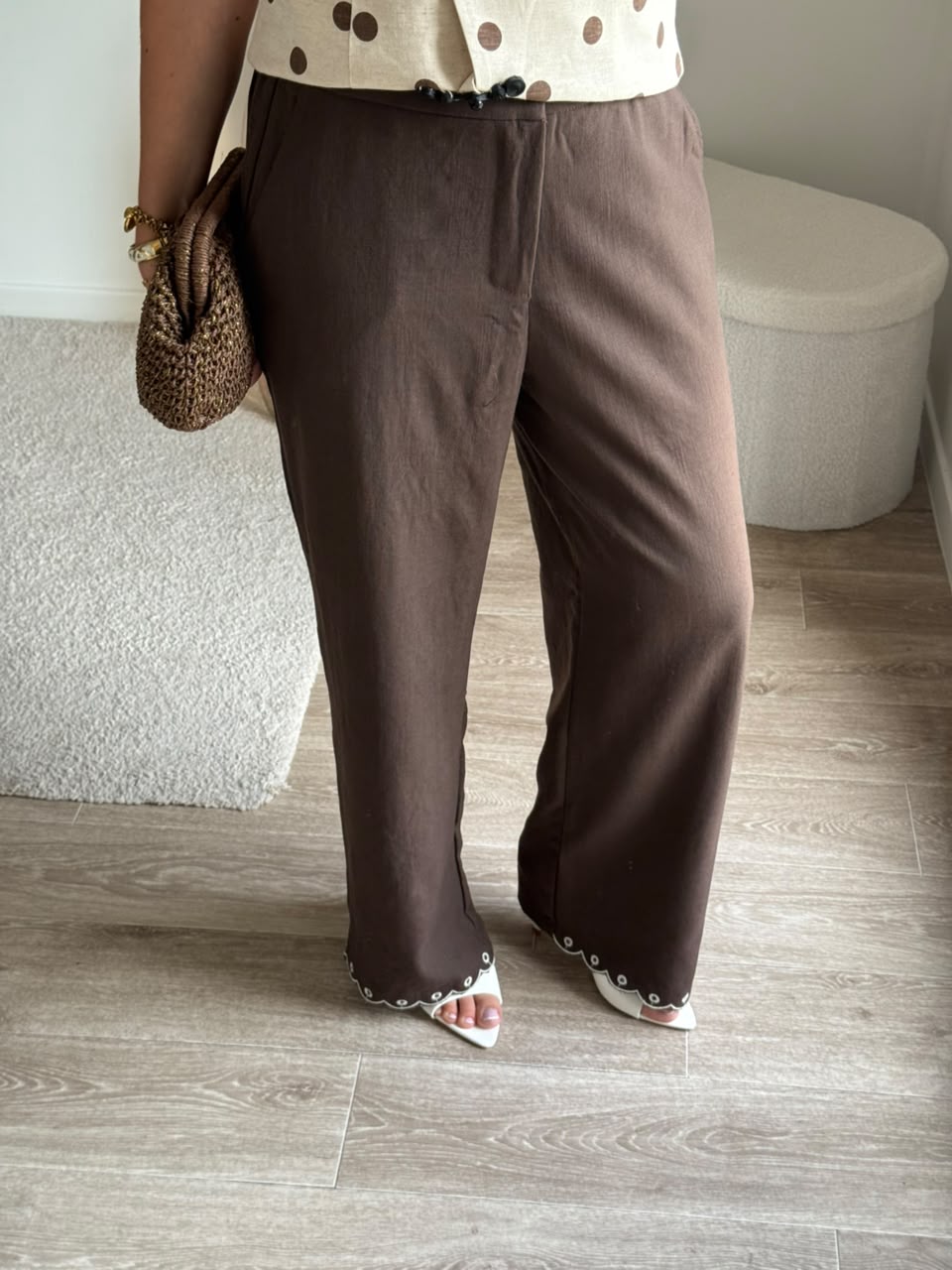 Pantalon large en lin avec broderie anglaise au bas