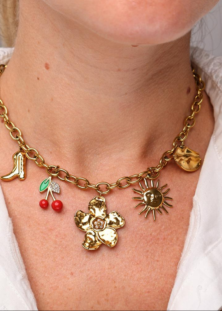 Collier à charms fruités et fleurs dorées