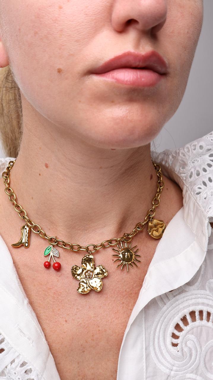 Collier à charms fruités et fleurs dorées