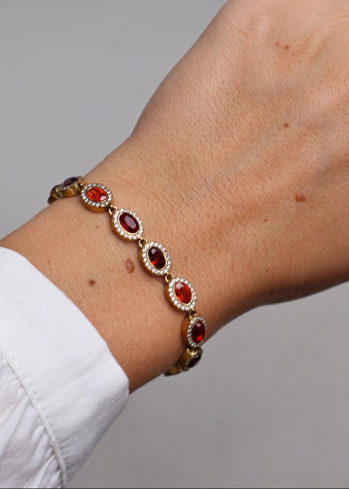 Bracelet de poignet à pierres ovales rouges et cristaux