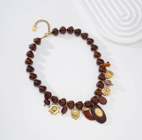 COLLIER PERLES ET CHARMS RÉSINE