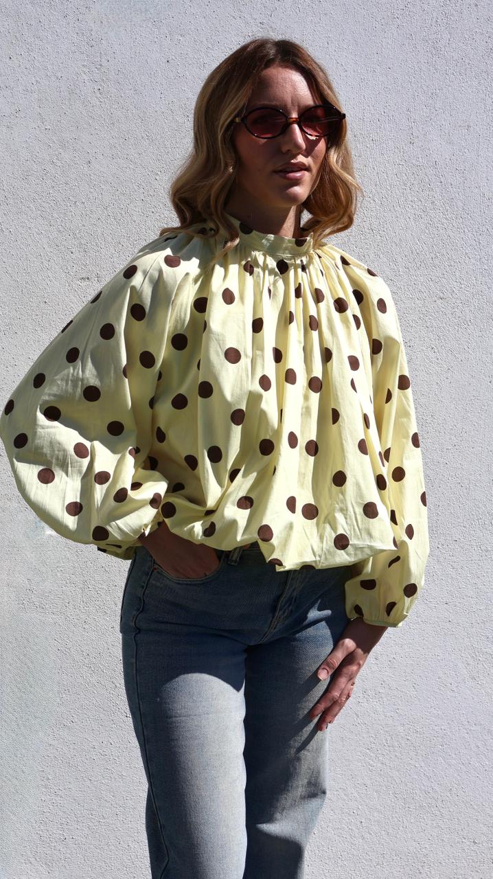 BLOUSE VOLUMINEUSE À POIS ET DOS NU